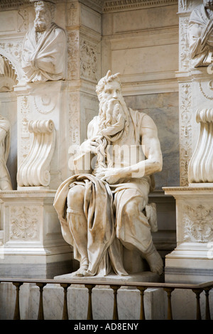 Michelangelo statua in marmo di Mosè presso la Basilica di San Pietro in Vincoli la Basilica di San Pietro in Vincoli a Roma Italia Foto Stock