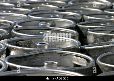 Una collezione di massa di argento metallico birra Guinness botti collezione attende al di fuori di un pub dell'Isola Clare County Mayo Irlanda Foto Stock