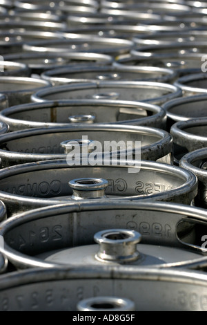 Una collezione di massa di argento metallico birra Guinness botti collezione attende al di fuori di un pub dell'Isola Clare County Mayo Irlanda Foto Stock