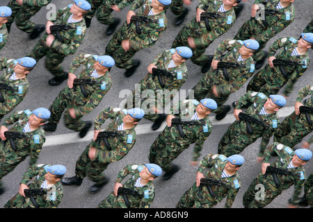 Guardie marzo nel passaggio alla parata militare ufficiale di colonna cadetti marching simbolismo simbolo simbolico bracci uniforme fucile pistola cap Foto Stock