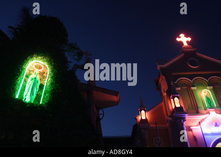 Una chiesa cattolica a Can Tho, Vietnam, è illuminato con luci al neon. Foto Stock