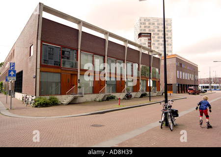 Vivace dinamica architettura contemporanea su Sporenburg ad Amsterdam Olanda Foto Stock