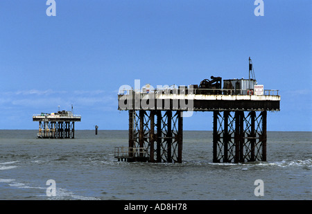 Ingresso acqua e impianti di trivellazione di emissario sottomarino a Sizewell una centrale nucleare in Suffolk Foto Stock