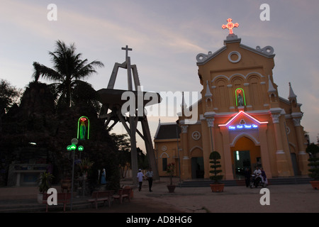 Una chiesa cattolica a Can Tho, Vietnam, è illuminato con luci al neon. Foto Stock