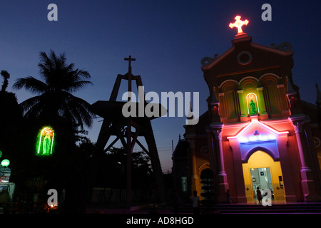 Una chiesa cattolica a Can Tho, Vietnam, è illuminato con luci al neon. Foto Stock