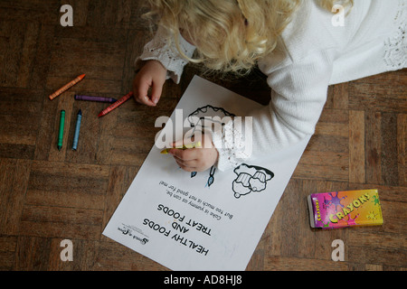 Festa di compleanno per bambini adorabile assorbita assicurato e multirazziale in background multi razziale persone compleanno torta di compleanno festa di compleanno Foto Stock