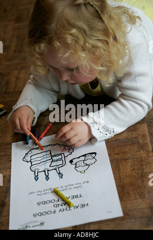 Festa di compleanno per bambini adorabile assorbita assicurato e multirazziale in background multi razziale persone compleanno torta di compleanno festa di compleanno Foto Stock