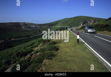 Auto su ferro di cavallo passano nelle vicinanze del Llangollen, Denbighshire, Wales, Regno Unito Foto Stock