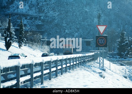 La Svizzera, autostrada che conduce alla montagna tunnel, innevato paesaggio Foto Stock