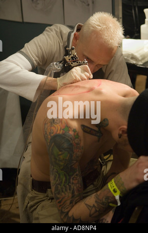 Uomo tatuato Foto Stock