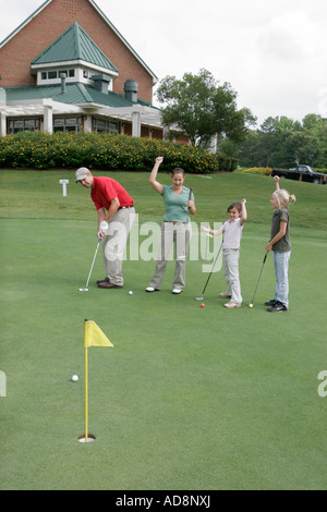 Newport News Virginia, Golf Club a Deer Run, putting green, famiglia famiglie genitori figli figli, AIM, buca, clubhouse, VA070615086 Foto Stock