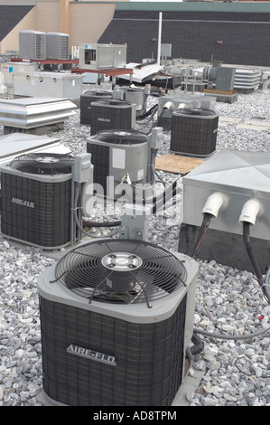 Sul tetto condizionatori di aria su edificio commerciale, Baltimore, Maryland USA Foto Stock
