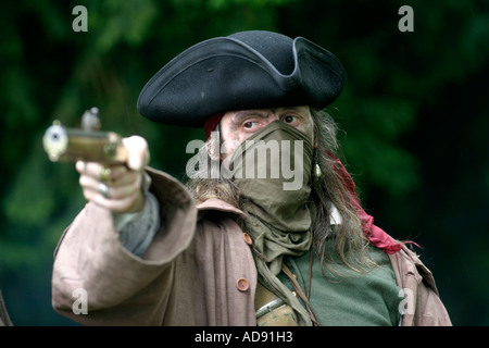 Supporto e consegnare il XVIII secolo banditi enactors nuovamente a Rufford abbazia inizi XVIII secolo Highwayman Foto Stock