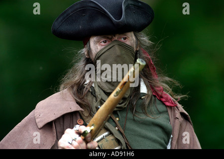 Supporto e consegnare il XVIII secolo banditi enactors nuovamente a Rufford abbazia inizi XVIII secolo Highwayman Foto Stock