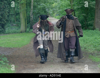 Supporto e consegnare il XVIII secolo banditi enactors nuovamente a Rufford abbazia inizi XVIII secolo Highwayman Foto Stock