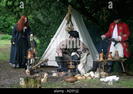 Supporto e consegnare il XVIII secolo banditi enactors nuovamente a Rufford abbazia inizi XVIII secolo banditi tented encampment Foto Stock