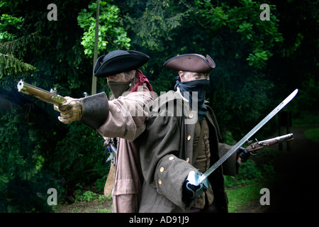 Supporto e consegnare il XVIII secolo banditi enactors nuovamente a Rufford abbazia inizi XVIII secolo autostrada Foto Stock