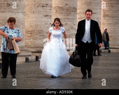 Giovane vestito da sposa e lo sposo a piedi in Piazza San Pietro Foto Stock