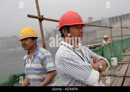 Lavoratori edili sulla Diga delle Tre Gole, Fiume Yangtze, Cina, Maggio 2005 Foto Stock