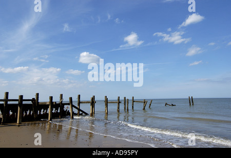 Struttura di frangionde e big sky a spiaggia Happisburg Norfolk Foto Stock