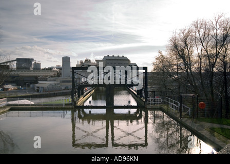 Radlett boat lift, Northwich, Cheshire da Trent e Mersey Canal, affacciato su Brunner Mond funziona Foto Stock