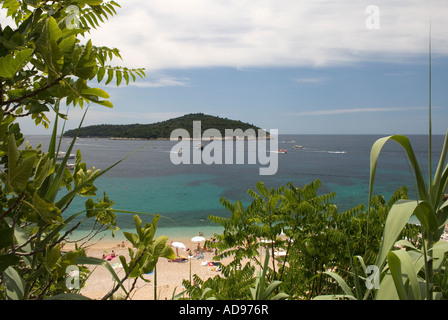 Isola di LOKRUM come visto da sopra la spiaggia della città di Dubrovnik Foto Stock