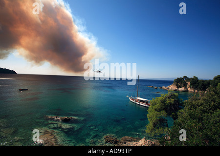 Grecia Sporadi isola Skiathos combattendo contro un bosco selvatico fuoco su 12 Luglio 2007 Foto Stock