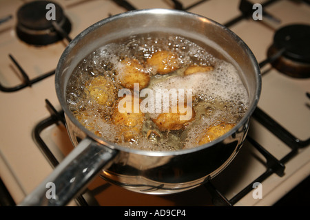 Pan di patata bollente su una stufa beige. Foto Stock