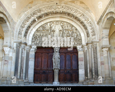 Occidente romanico timpano della cattedrale Saint Lazare in Autun Saône et Loire Francia Foto Stock