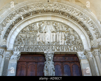 Occidente romanico timpano della cattedrale Saint Lazare in Autun Saône et Loire Francia Foto Stock