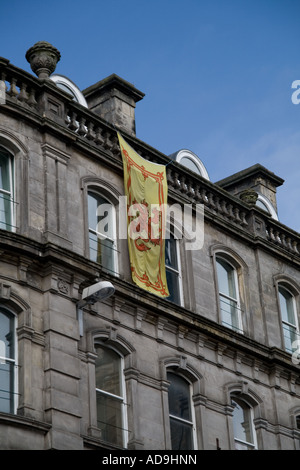 Un scozzese "leone rampante' bandiera drappeggiato da un casamento edifici a Dundee, Regno Unito Foto Stock