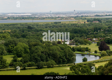 Ammira il Tamigi a Runnymede, vicino a Windsor, il luogo di nascita della democrazia, la Magna carta. Surrey Inghilterra 2006 2000s HOMER SYKES Foto Stock