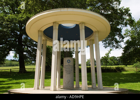 Magna carta Memorial, Egham Runnymede vicino a Windsor, Surrey, Inghilterra, Regno Unito. Guardando in alto verso Coopers Hill. HOMER SYKES anni '2006 2000 Foto Stock