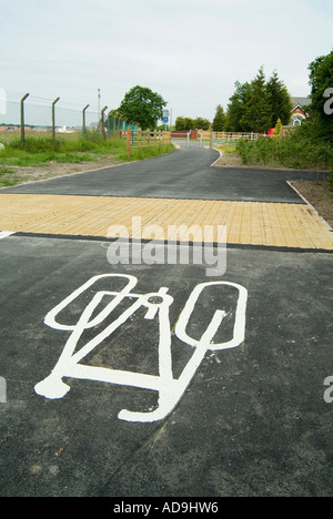 Vicolo del paese bloccato con barriera che permette solo ai ciclisti e ai pedoni Accesso e uscita Foto Stock