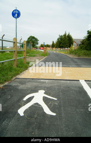 Vicolo del paese bloccato con barriera che permette solo ai ciclisti e ai pedoni Accesso e uscita Foto Stock