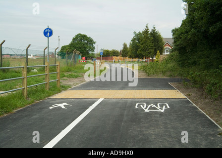 Vicolo del paese bloccato con barriera che permette solo ai ciclisti e ai pedoni Accesso e uscita Foto Stock