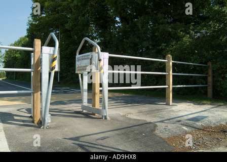 Vicolo del paese bloccato con barriera che permette solo ai ciclisti e ai pedoni Accesso e uscita Foto Stock