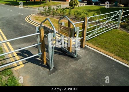 Vicolo del paese bloccato con barriera che permette solo ai ciclisti e ai pedoni Accesso e uscita Foto Stock