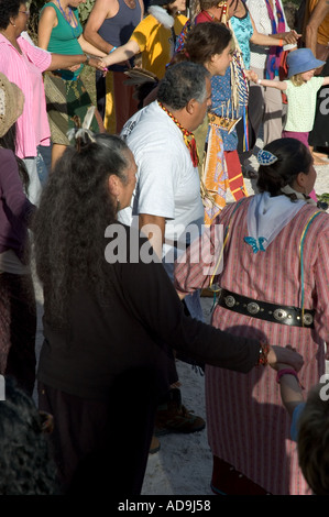 American Indian snake dance di riunire la gente in prima persone festival Queensland Australia Foto Stock