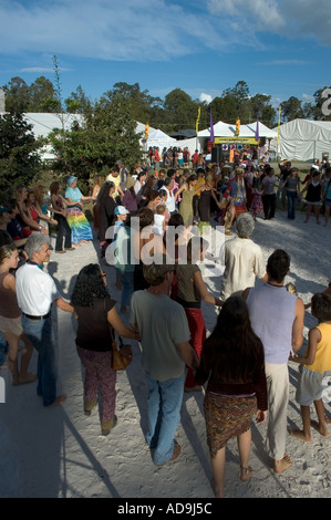 American Indian snake dance di riunire la gente in prima persone festival Queensland Australia Foto Stock