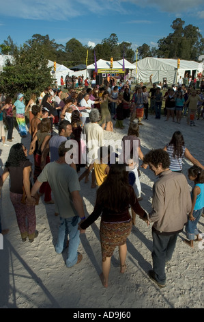 American Indian snake dance di riunire la gente in prima persone festival Queensland Australia Foto Stock