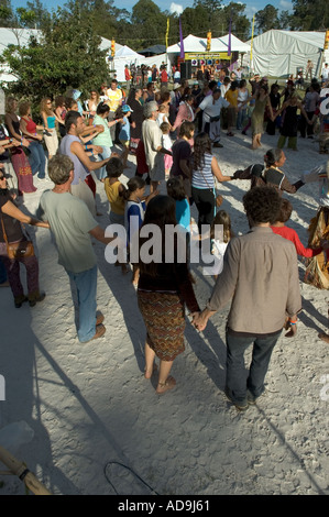 American Indian snake dance di riunire la gente in prima persone festival Queensland Australia Foto Stock