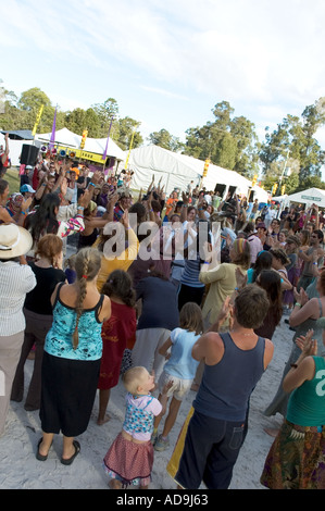 American Indian snake dance di riunire la gente in prima persone festival Queensland Australia Foto Stock