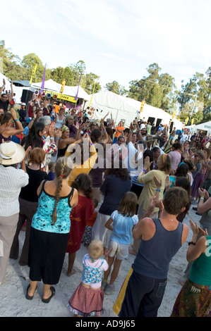 American Indian snake dance di riunire la gente in prima persone festival Queensland Australia Foto Stock