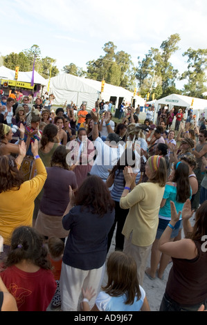 American Indian snake dance di riunire la gente in prima persone festival Queensland Australia Foto Stock