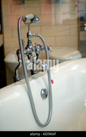 Stile antico bathtaps in una finestra di visualizzazione Foto Stock