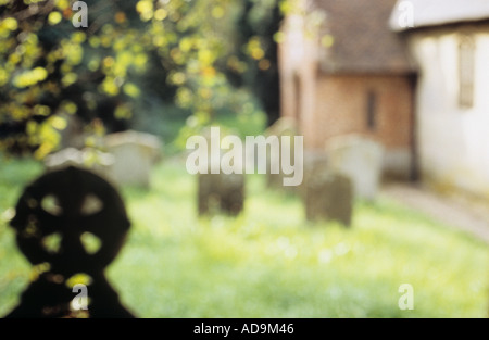 Paese impressionistica sagrato in tarda estate o inizio autunno con tree erba e lapidi e chiesa portico di mattoni Foto Stock