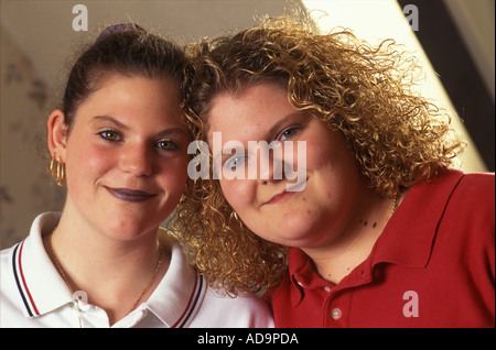 Louise Brown per il suo ventesimo compleanno (sulla destra si vede con la sorella Natalie) la prima provetta baby a casa vicino al Birmingham 1998 1990S UK HOMER SYKES Foto Stock