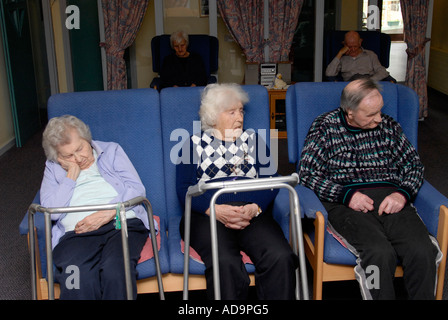 Gruppo di persone anziane in casa di cura per le persone affette da demenza, Londra, Regno Unito. Foto Stock