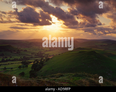 Tramonto da alta Wheeldon collina nella parte superiore della valle di colomba, il Parco Nazionale di Peak District, Derbyshire, Inghilterra, Regno Unito. Foto Stock